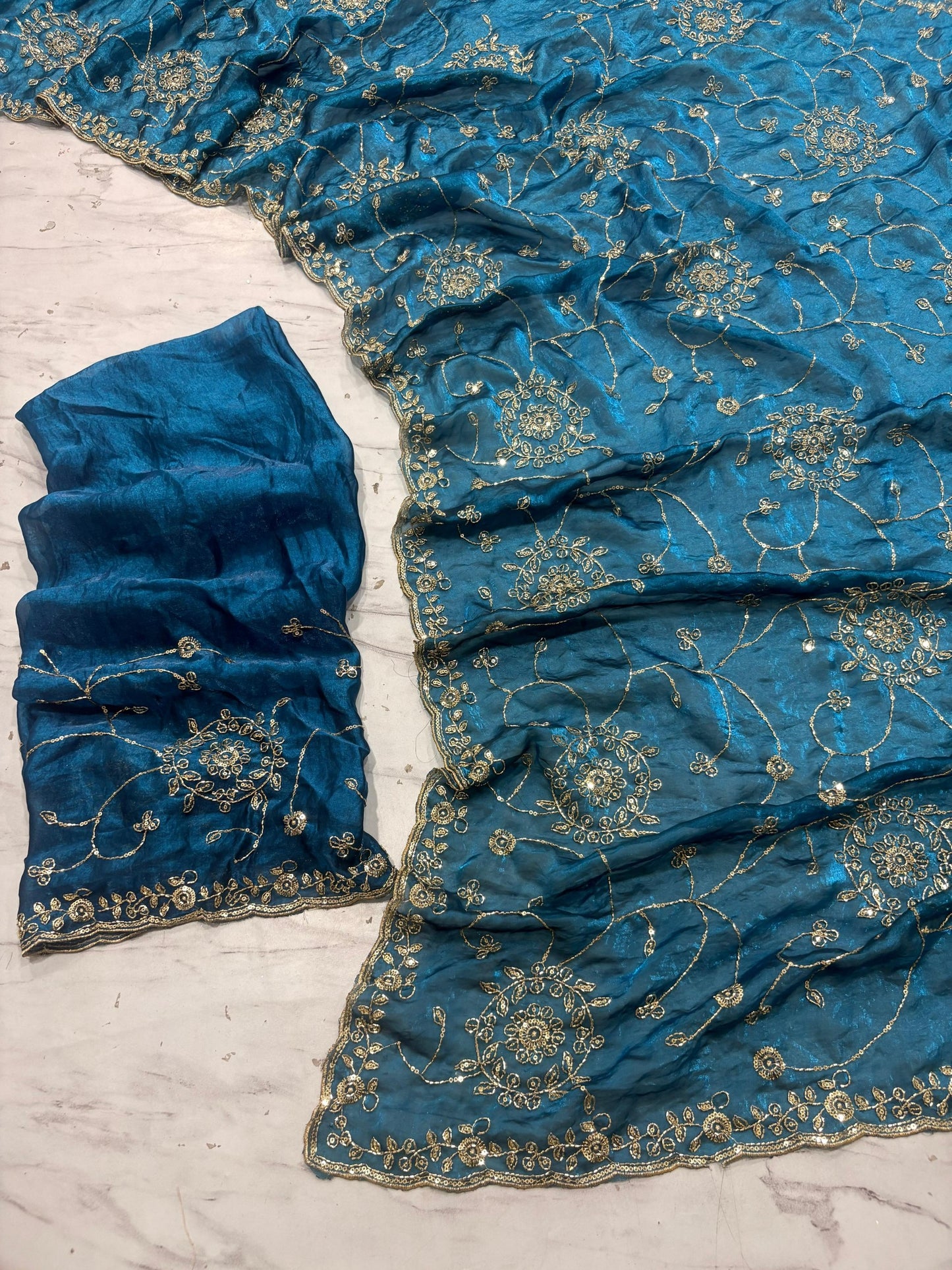 Suche jemanden für einen schönen Sari in der gleichen Farbe