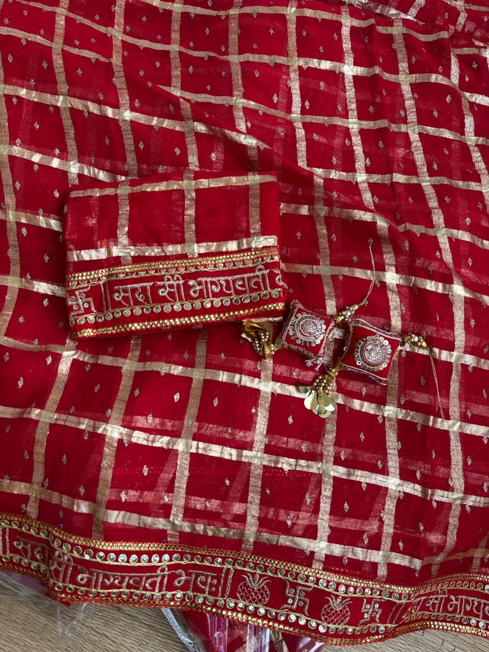 Suche jemanden für einen schönen Sari in der gleichen Farbe