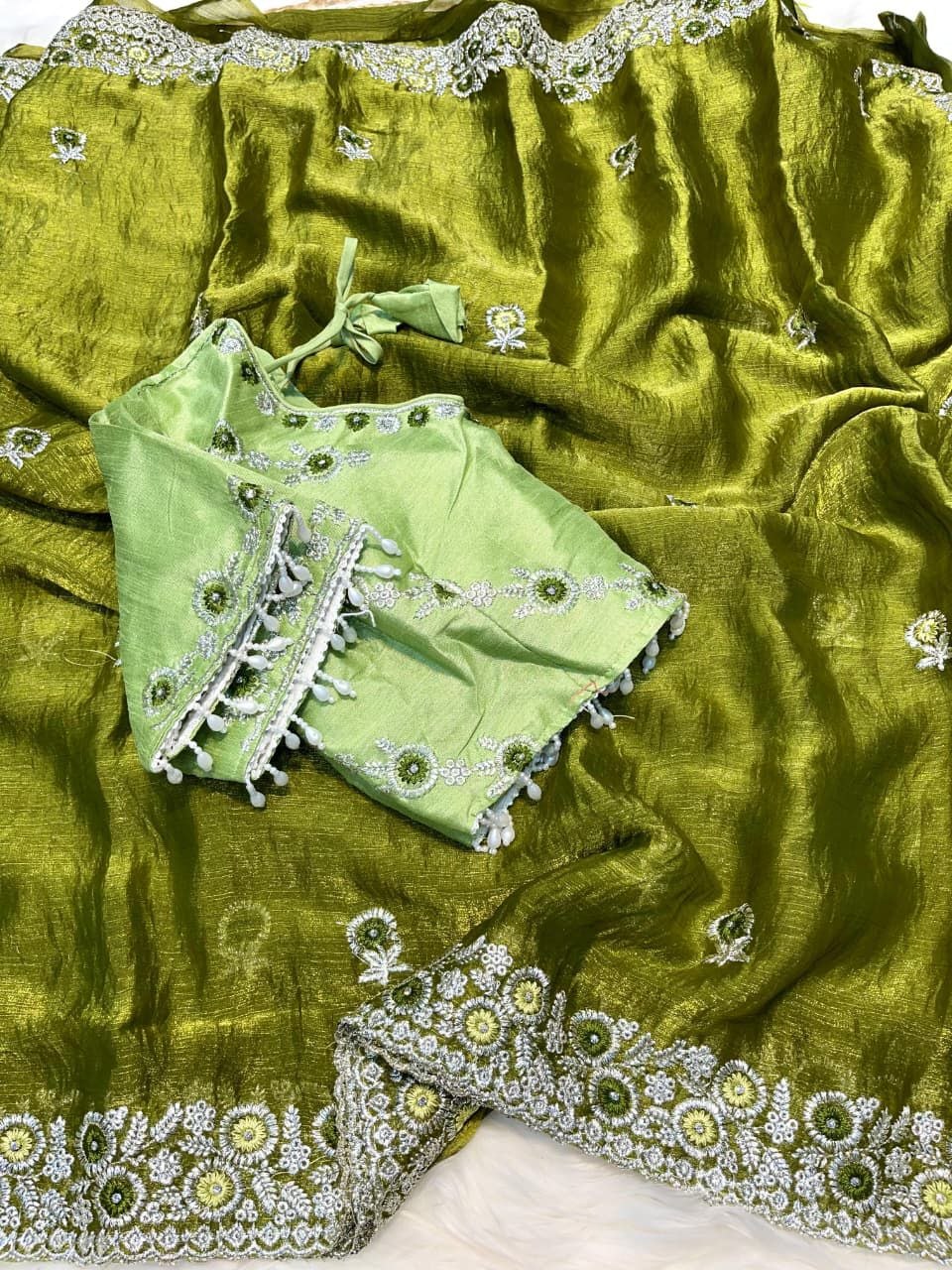 Very Soft nd Elegant Rich Look fendy chiffon silk fabric saree