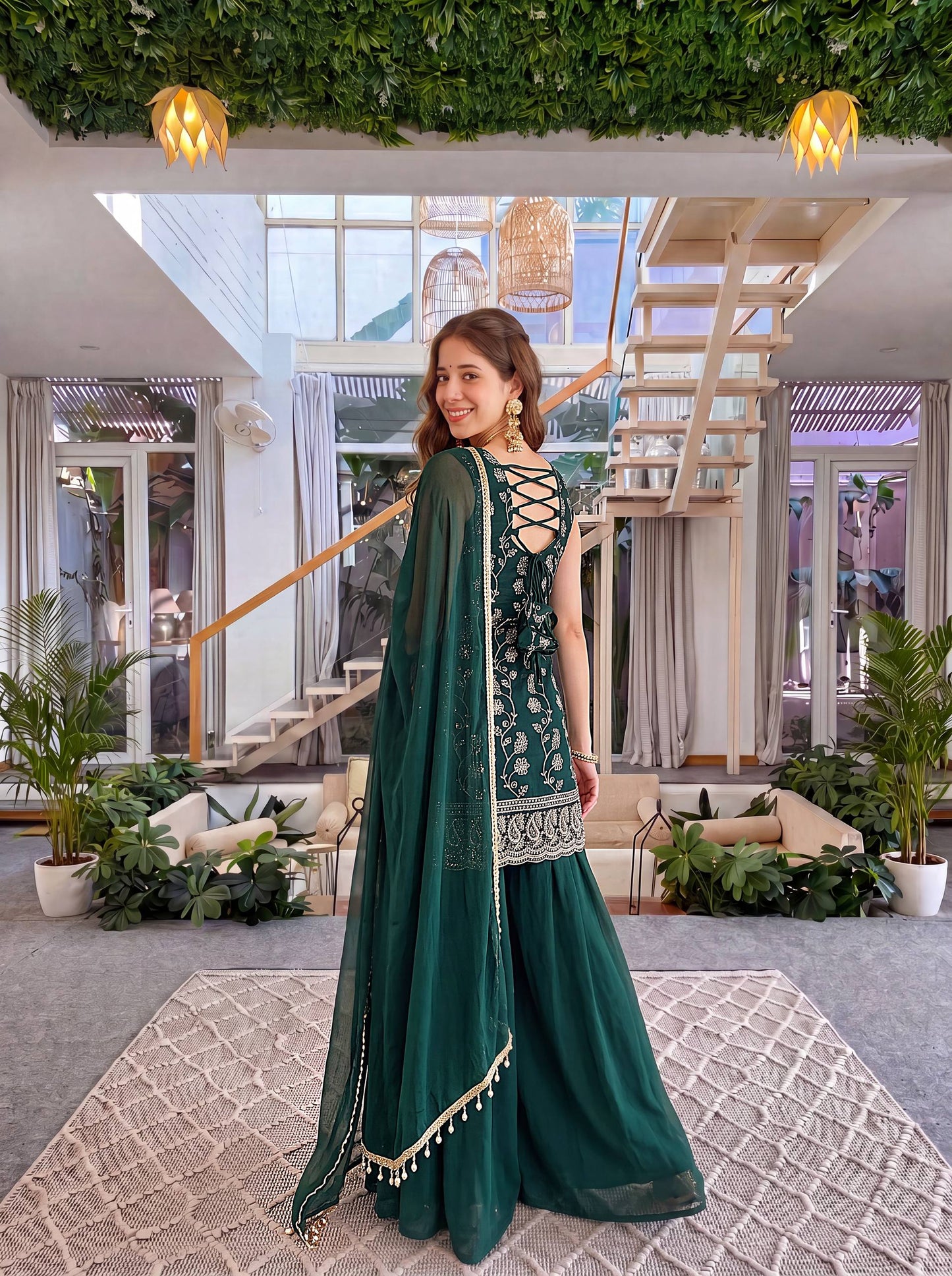 Robe de travail brodée en georgette fleurie artificielle avec de riches paillettes