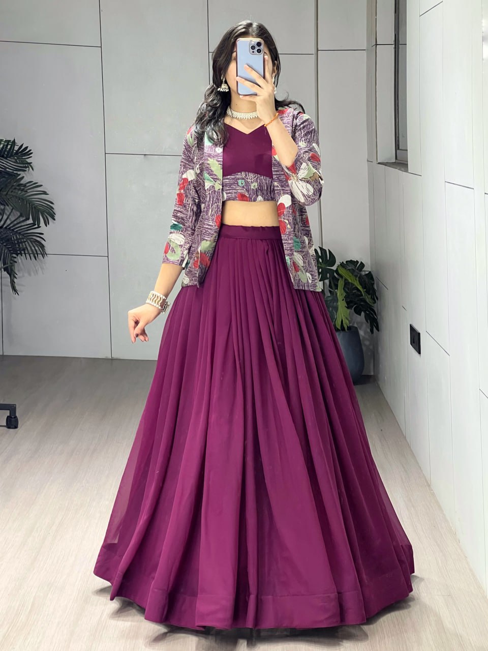 Sehen Sie umwerfend aus in diesem wunderschönen cremefarbenen Lehenga-Set