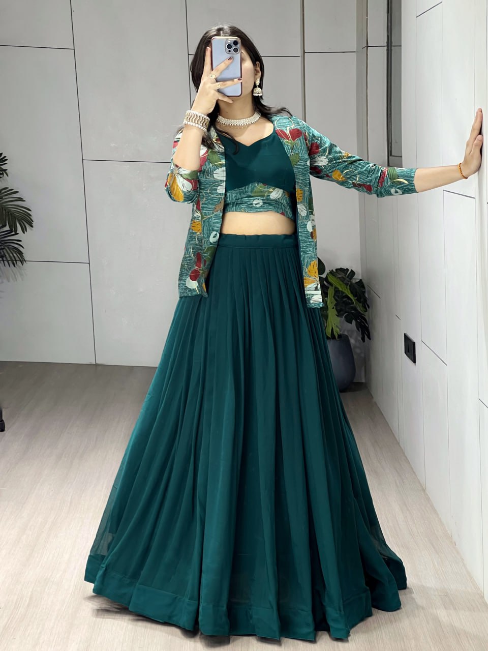 Sehen Sie umwerfend aus in diesem wunderschönen cremefarbenen Lehenga-Set
