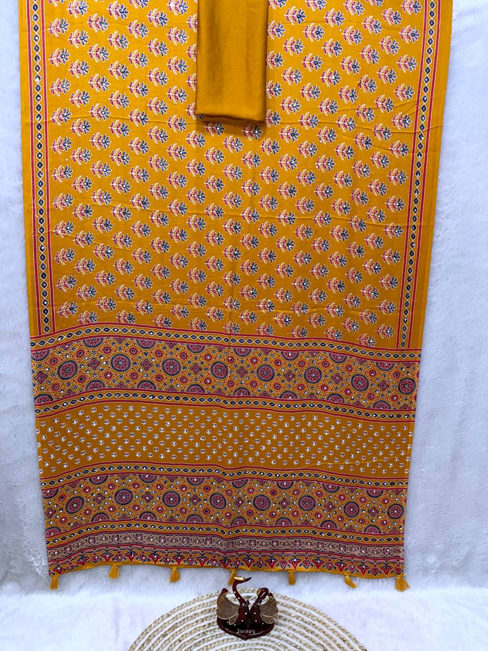 Suche jemanden für einen schönen Sari in der gleichen Farbe