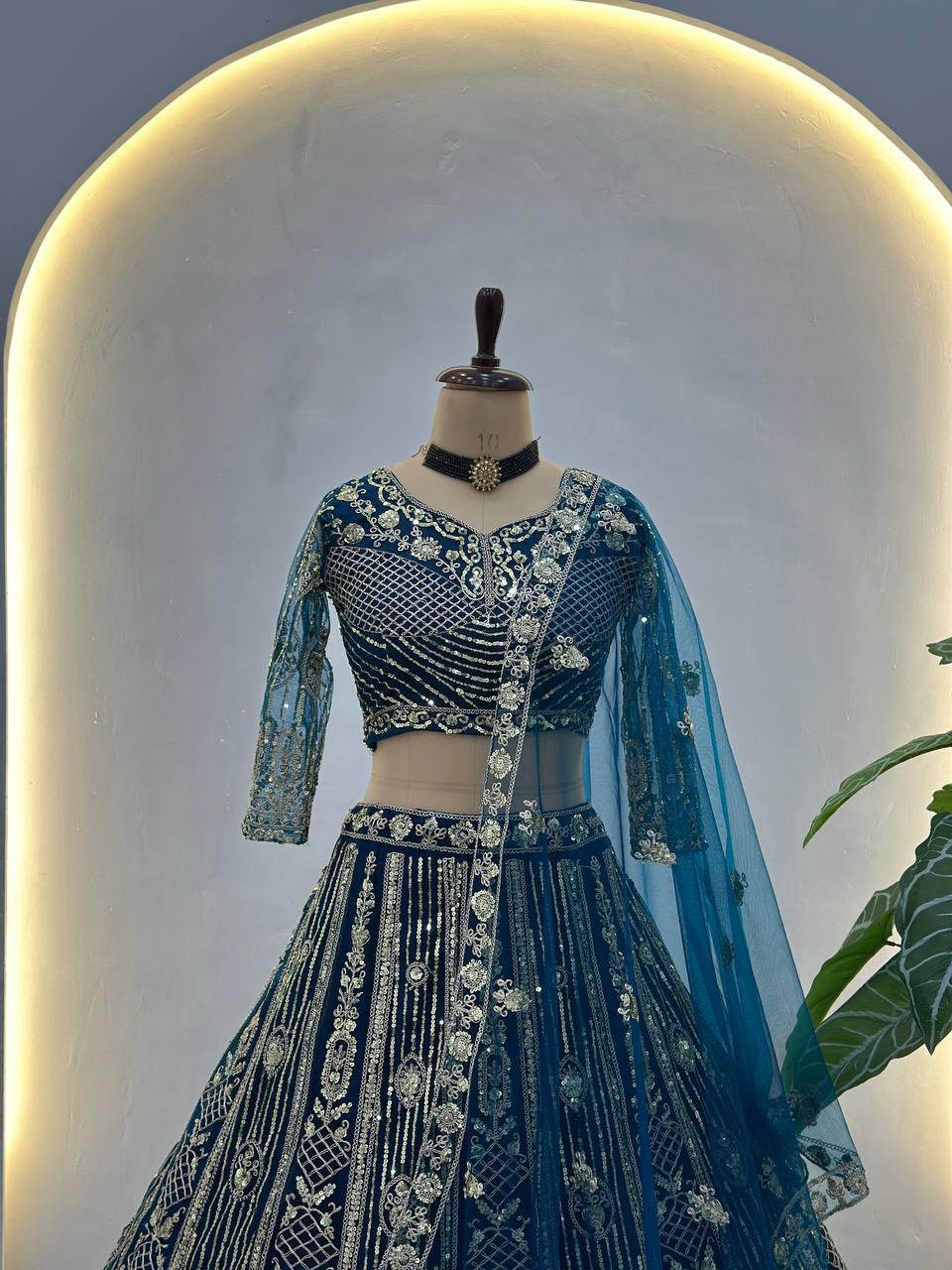 Einführung eines 4 Meter ausgestellten Coding Sequins Work Lehenga