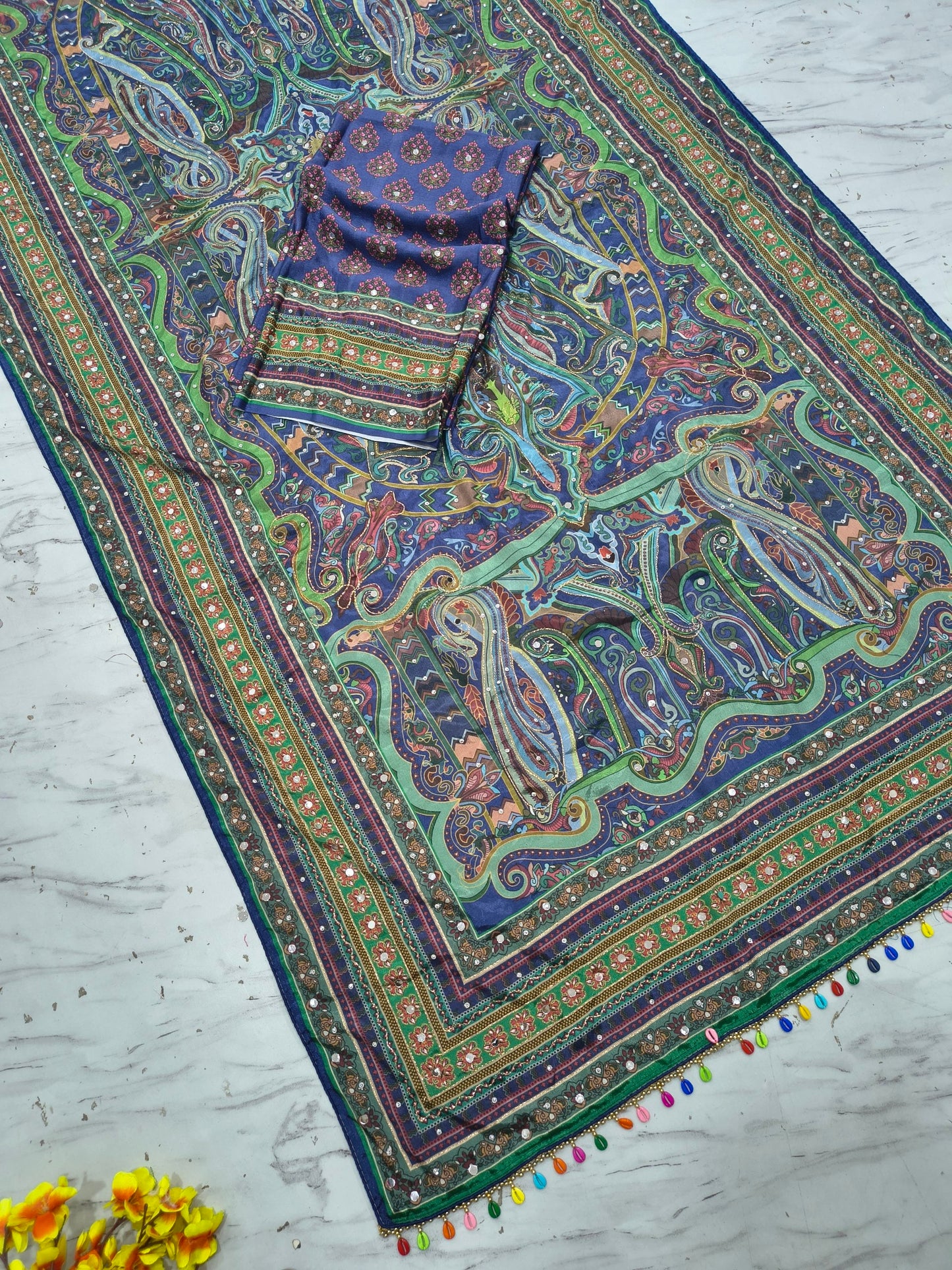 Suche jemanden für einen schönen Sari in der gleichen Farbe