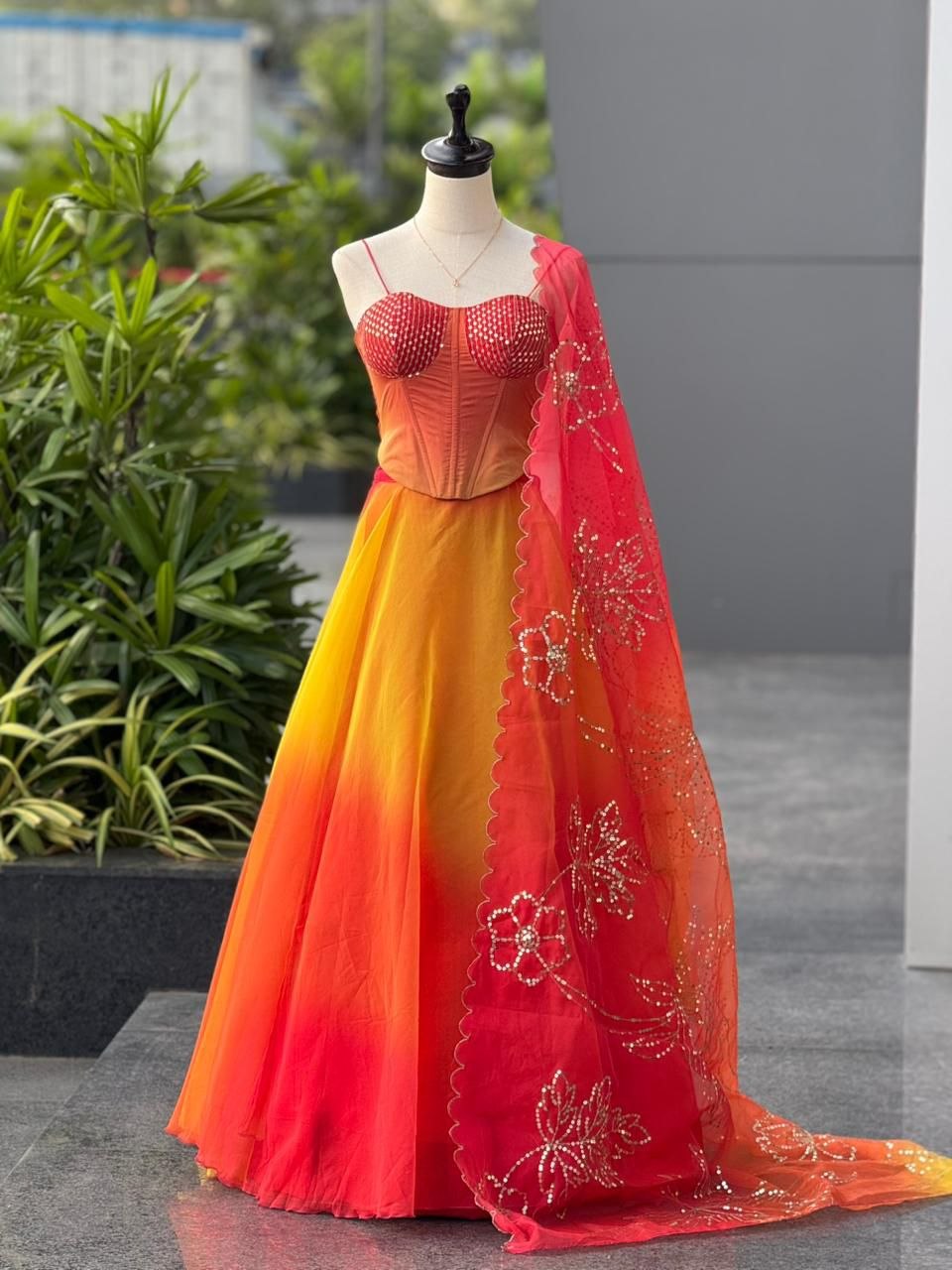 Einführung eines 4 Meter ausgestellten Coding Sequins Work Lehenga