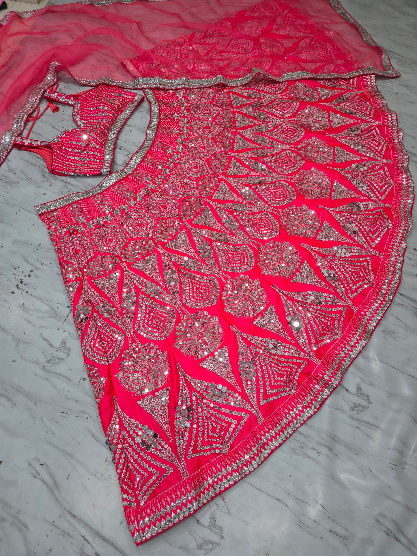 Sehen Sie umwerfend aus in diesem wunderschönen cremefarbenen Lehenga-Set