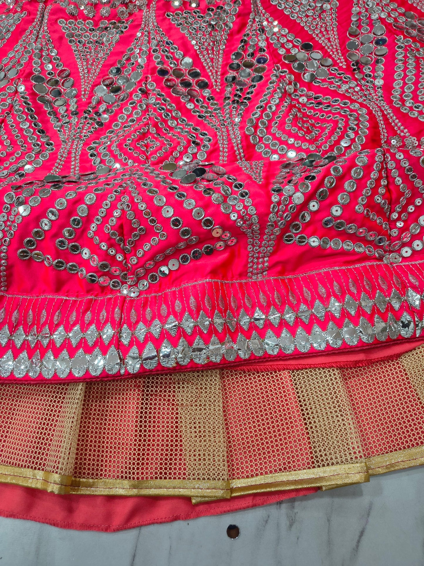 Sehen Sie umwerfend aus in diesem wunderschönen cremefarbenen Lehenga-Set