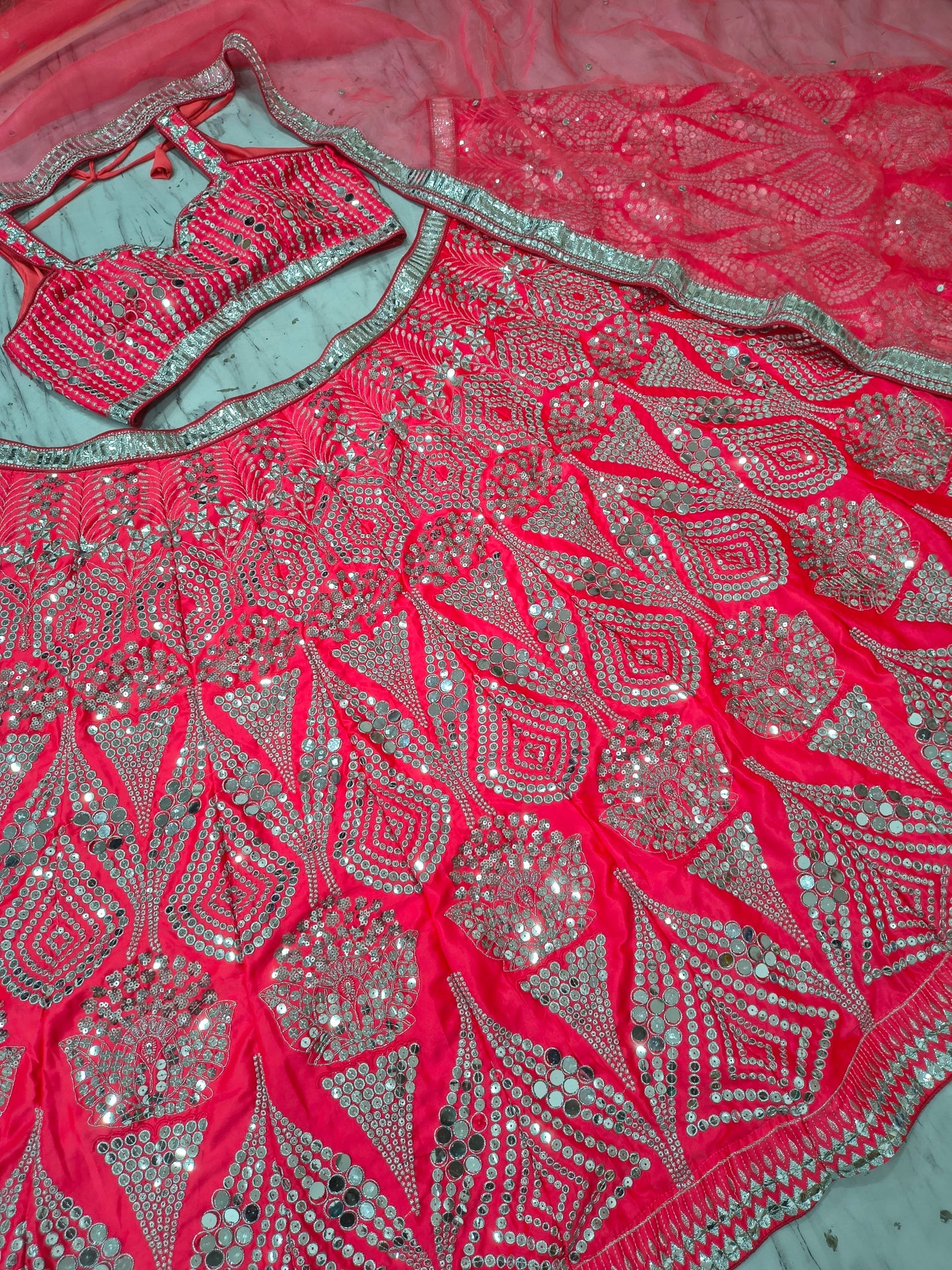 Sehen Sie umwerfend aus in diesem wunderschönen cremefarbenen Lehenga-Set
