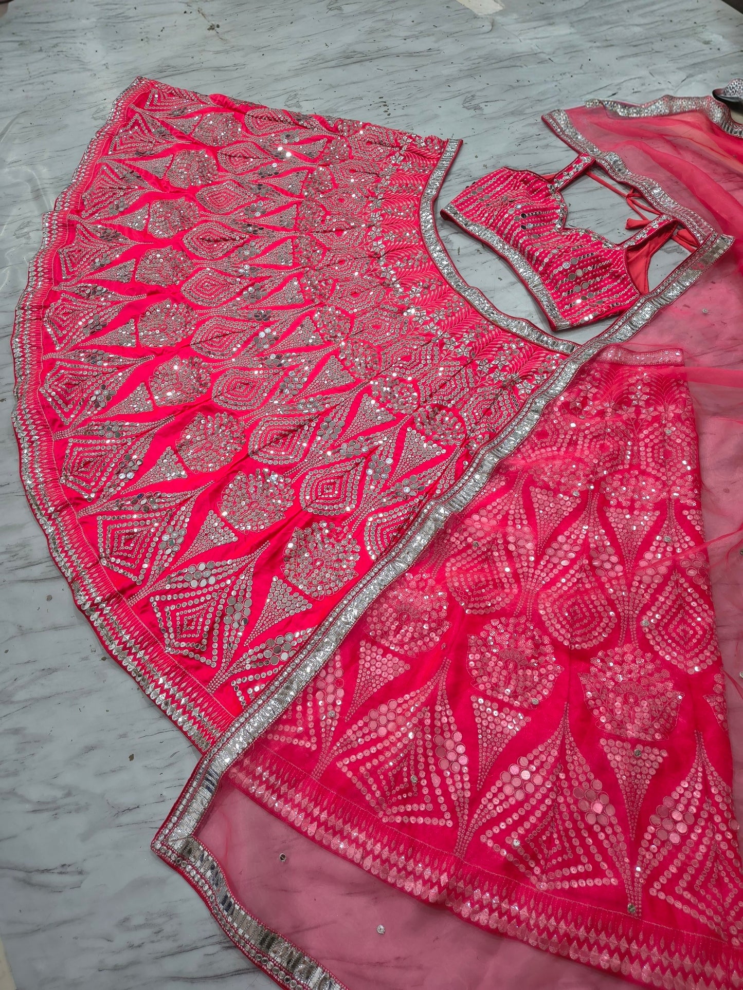 Sehen Sie umwerfend aus in diesem wunderschönen cremefarbenen Lehenga-Set