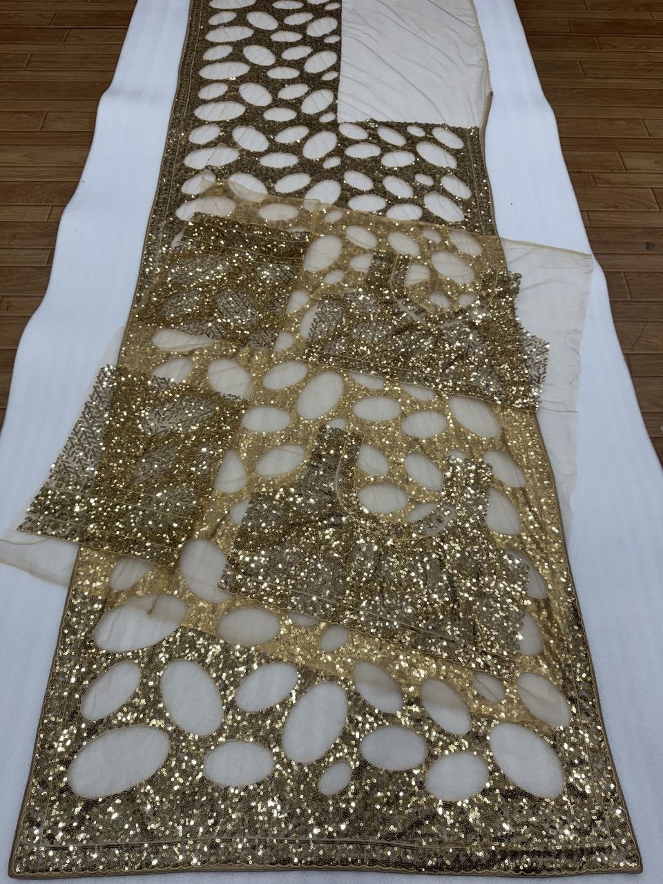 Suche jemanden für einen schönen Sari in der gleichen Farbe