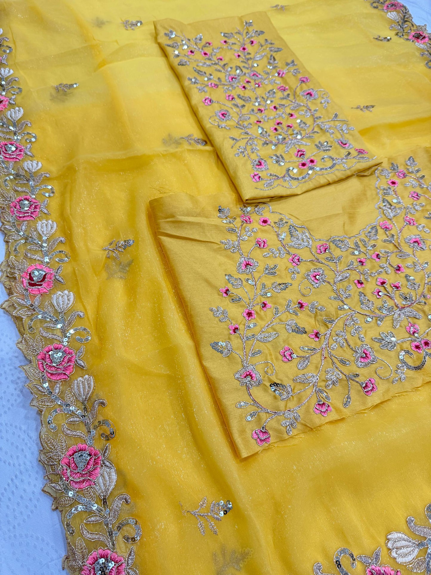 Suche jemanden für einen schönen Sari in der gleichen Farbe