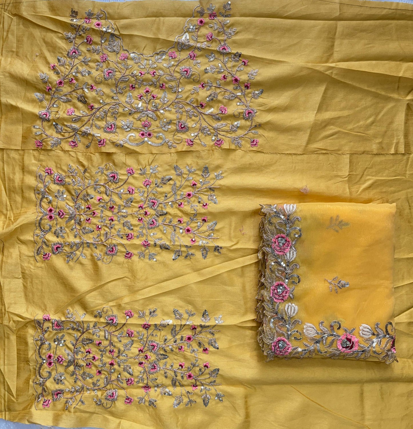 Suche jemanden für einen schönen Sari in der gleichen Farbe