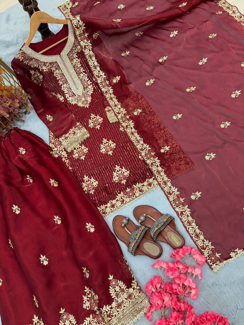 Kleid aus Georgette-Imitat mit üppiger Paillettenstickerei