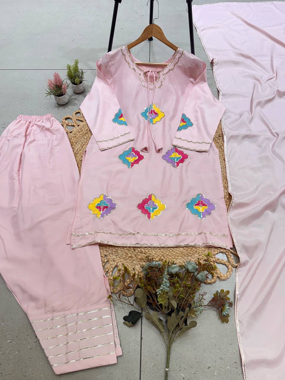 PREMIUM-FERTIGANZUG-SET AUS ANARKALI
