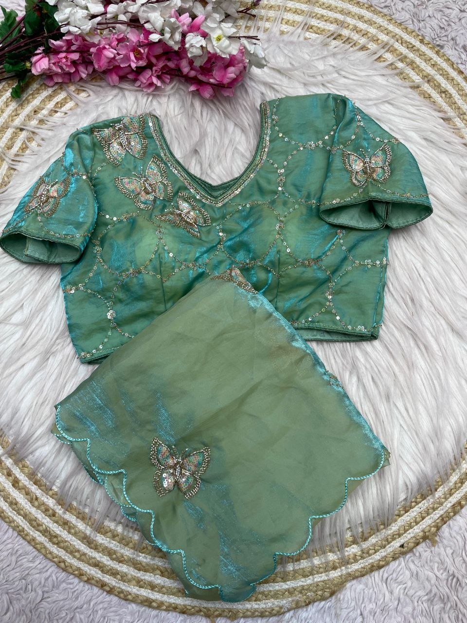 Beautiful khatli Brits work along with all over arco bodar saree