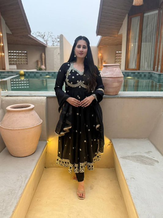 Presenting New Đěsigner Anarkali Suit In New Fancy Style