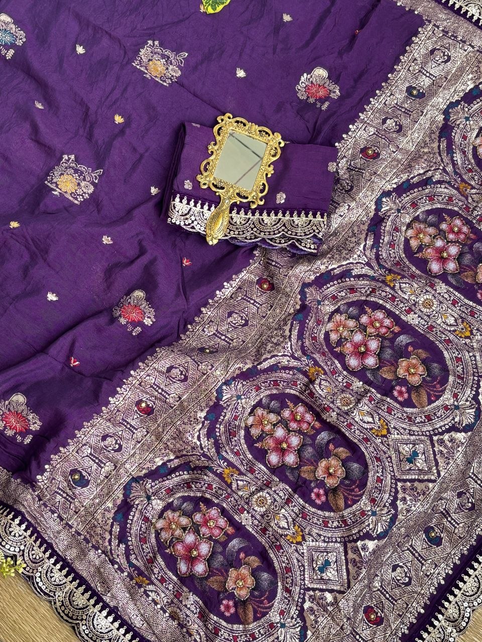 Very soft nd elegant rich look dola silk fabrics saree