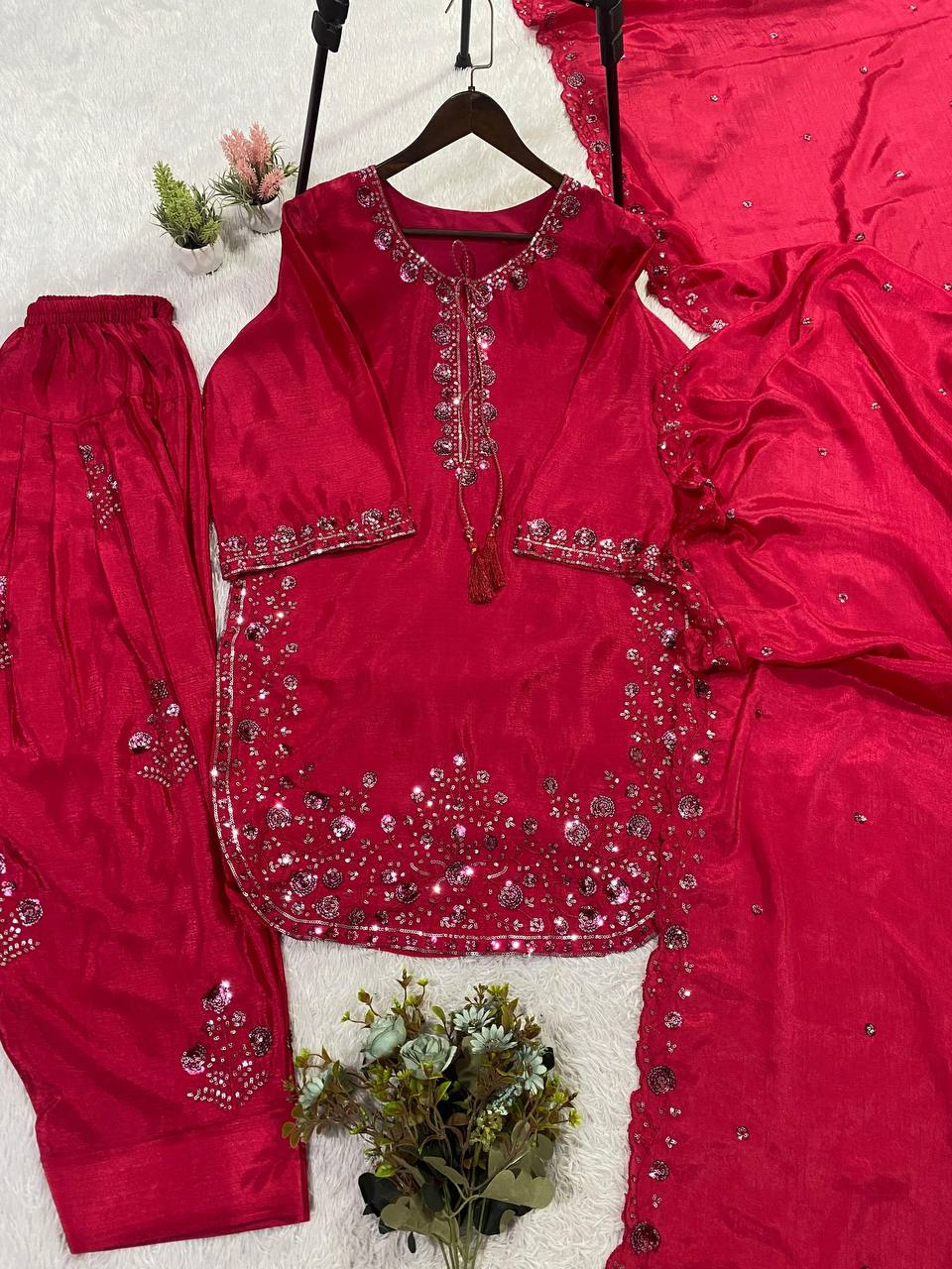 Kleid aus Georgette-Imitat mit üppiger Paillettenstickerei