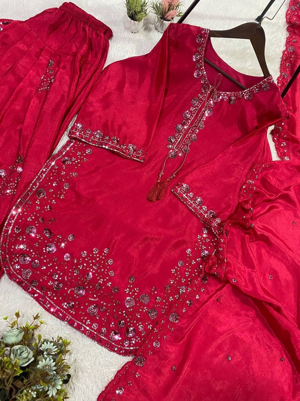 Kleid aus Georgette-Imitat mit üppiger Paillettenstickerei