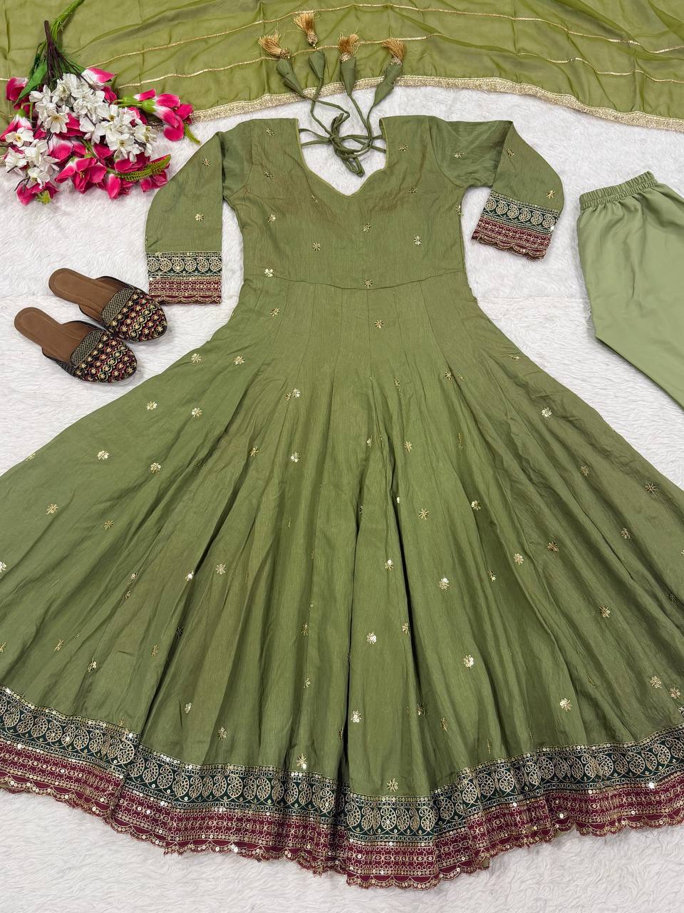 Presenting New Đěsigner Anarkali Suit In New Fancy Style