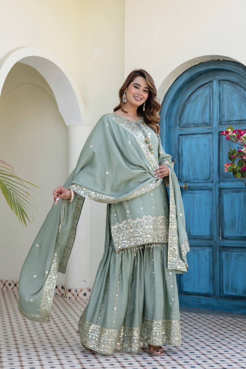 Kleid aus Georgette-Imitat mit üppiger Paillettenstickerei