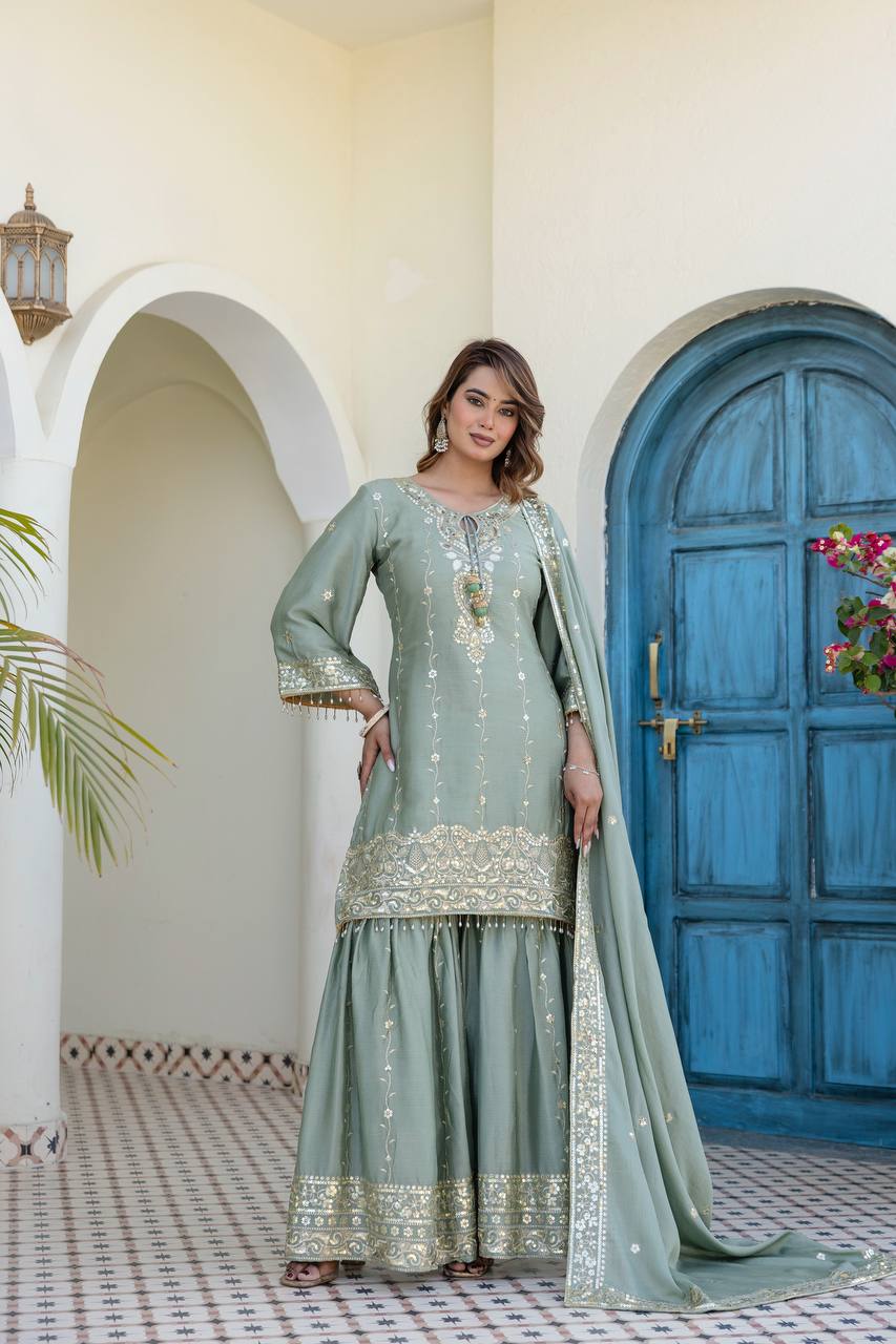 Kleid aus Georgette-Imitat mit üppiger Paillettenstickerei
