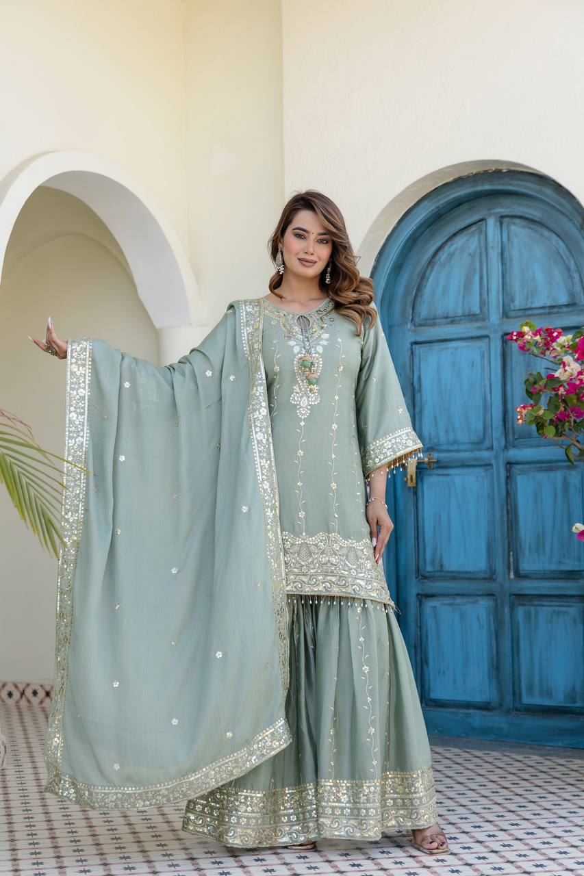 Kleid aus Georgette-Imitat mit üppiger Paillettenstickerei