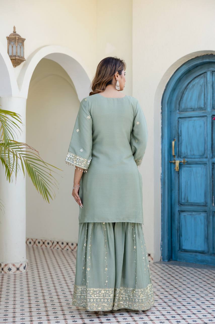 Kleid aus Georgette-Imitat mit üppiger Paillettenstickerei