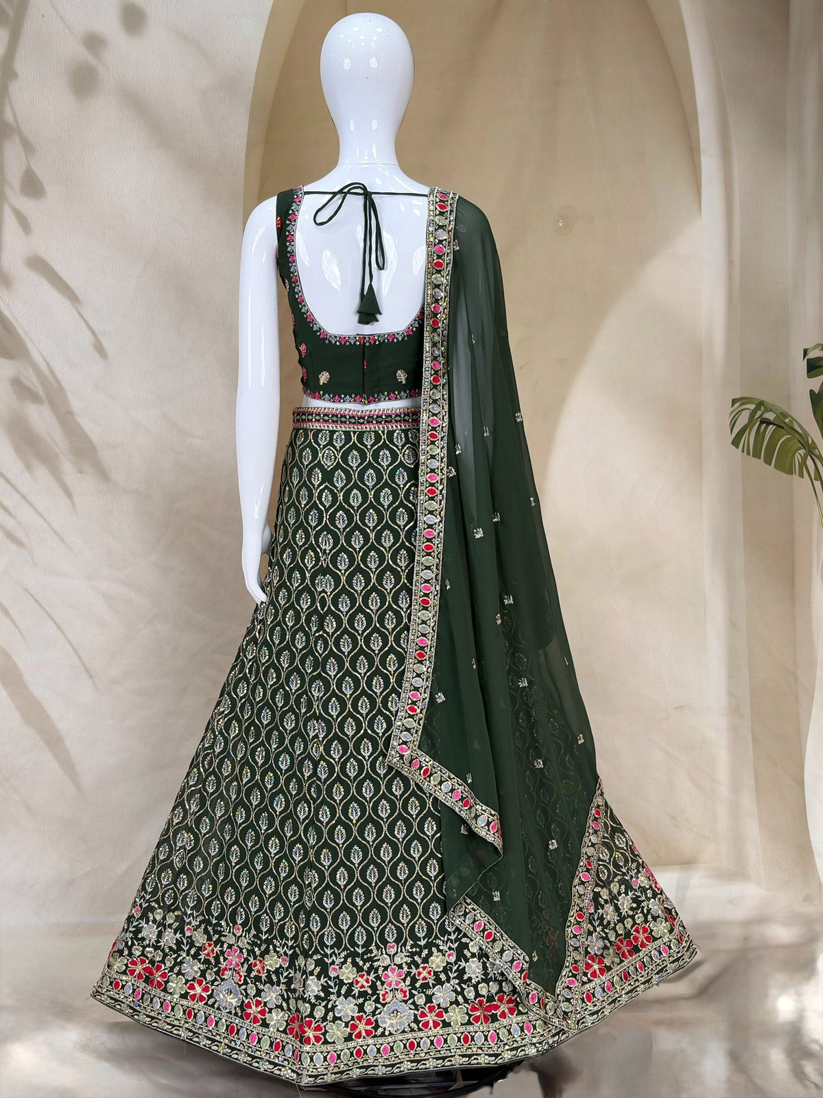 Sehen Sie umwerfend aus in diesem wunderschönen cremefarbenen Lehenga-Set