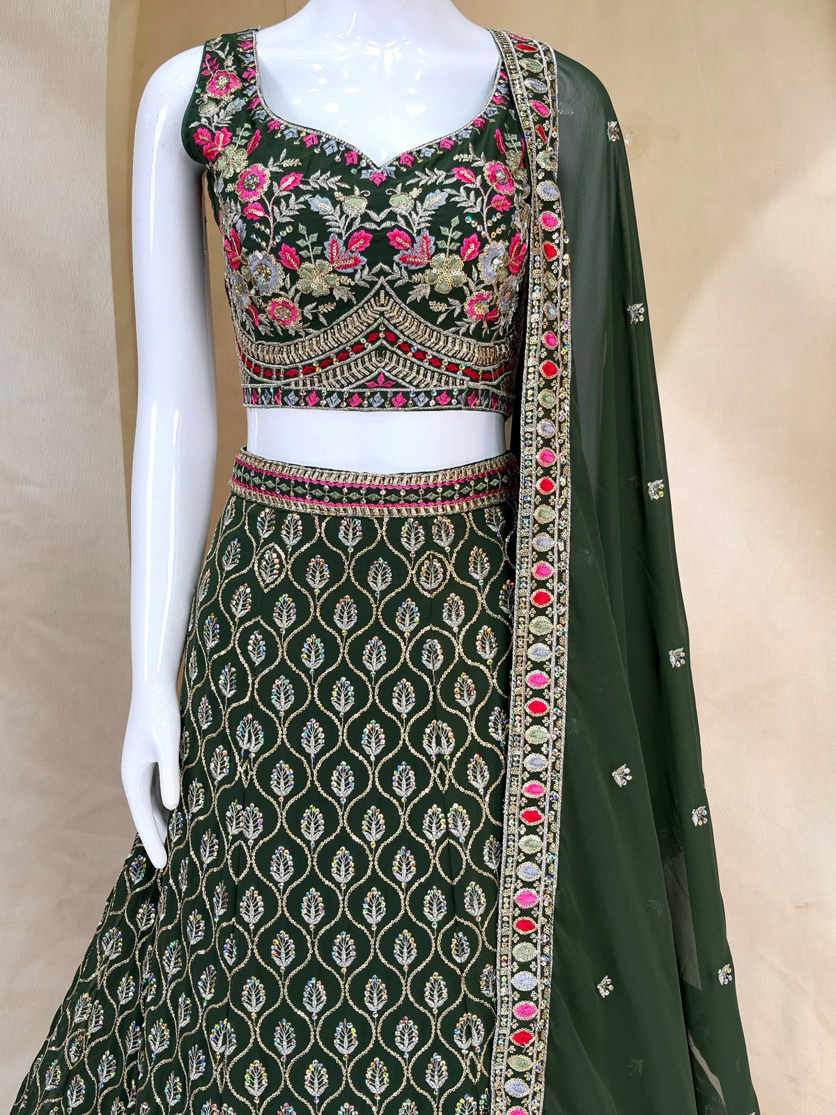 Sehen Sie umwerfend aus in diesem wunderschönen cremefarbenen Lehenga-Set