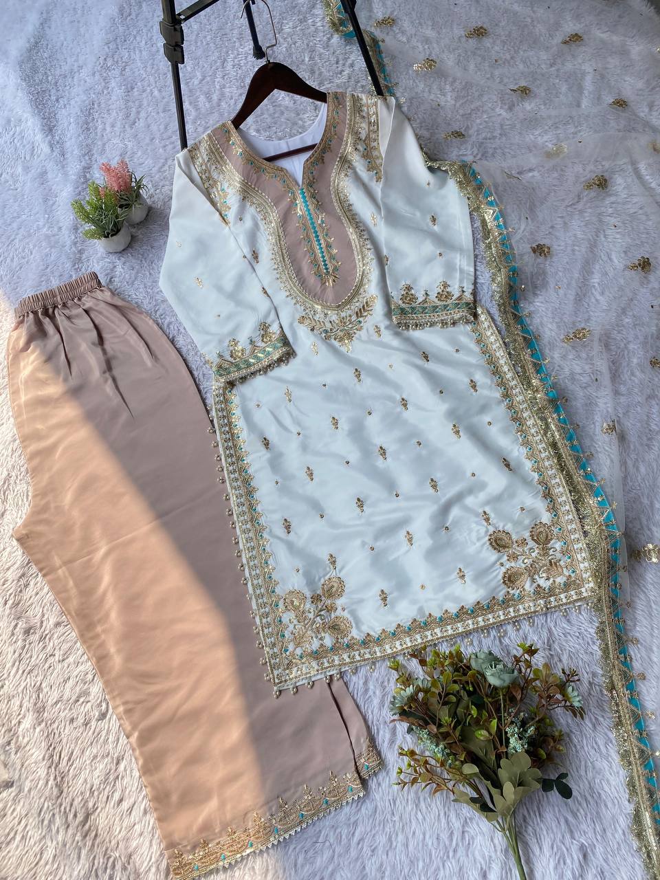 Kleid aus Georgette-Imitat mit üppiger Paillettenstickerei
