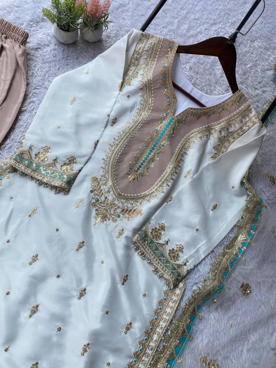 Kleid aus Georgette-Imitat mit üppiger Paillettenstickerei