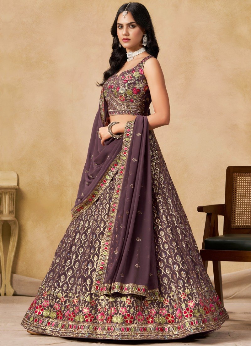 Sehen Sie umwerfend aus in diesem wunderschönen cremefarbenen Lehenga-Set
