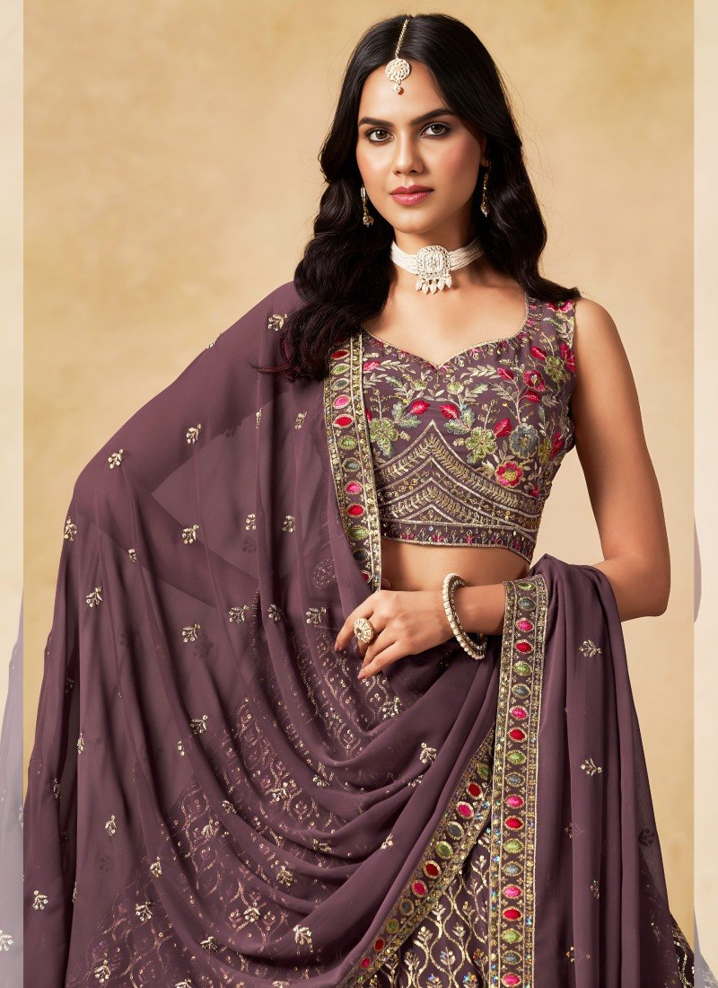 Sehen Sie umwerfend aus in diesem wunderschönen cremefarbenen Lehenga-Set