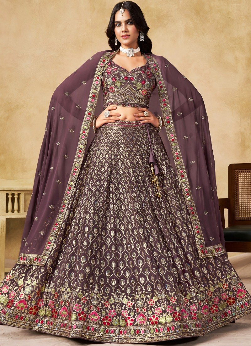 Sehen Sie umwerfend aus in diesem wunderschönen cremefarbenen Lehenga-Set