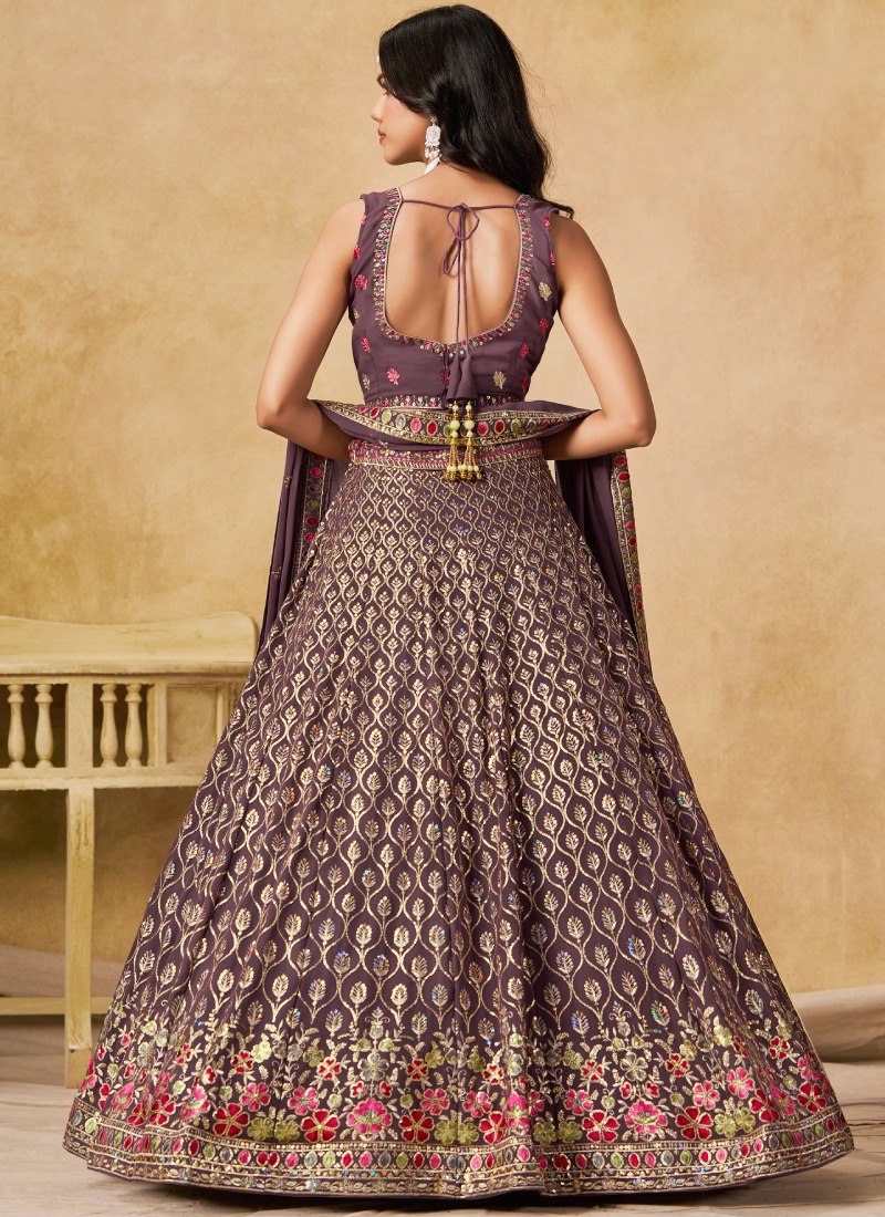 Sehen Sie umwerfend aus in diesem wunderschönen cremefarbenen Lehenga-Set