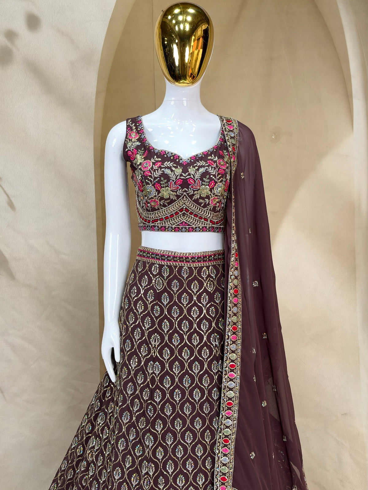 Sehen Sie umwerfend aus in diesem wunderschönen cremefarbenen Lehenga-Set