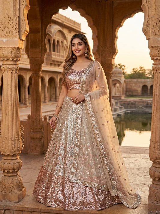 Soyez magnifique dans ce magnifique ensemble lehenga blanc cassé
