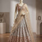 Sehen Sie umwerfend aus in diesem wunderschönen cremefarbenen Lehenga-Set