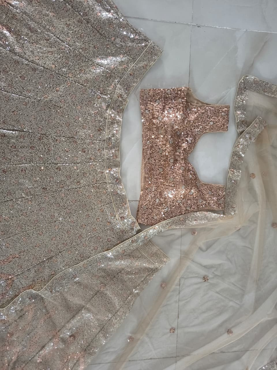 Sehen Sie umwerfend aus in diesem wunderschönen cremefarbenen Lehenga-Set