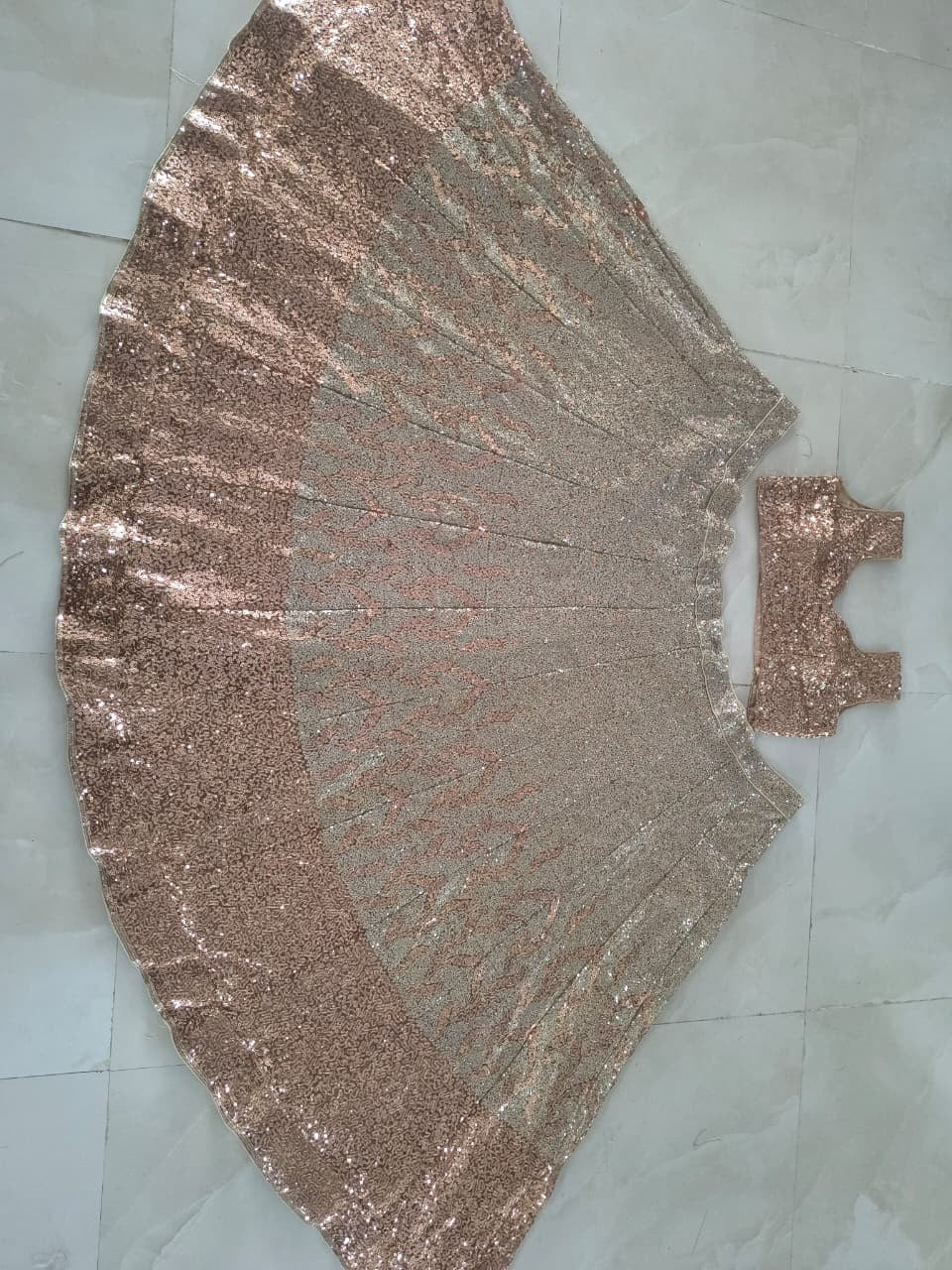 Sehen Sie umwerfend aus in diesem wunderschönen cremefarbenen Lehenga-Set