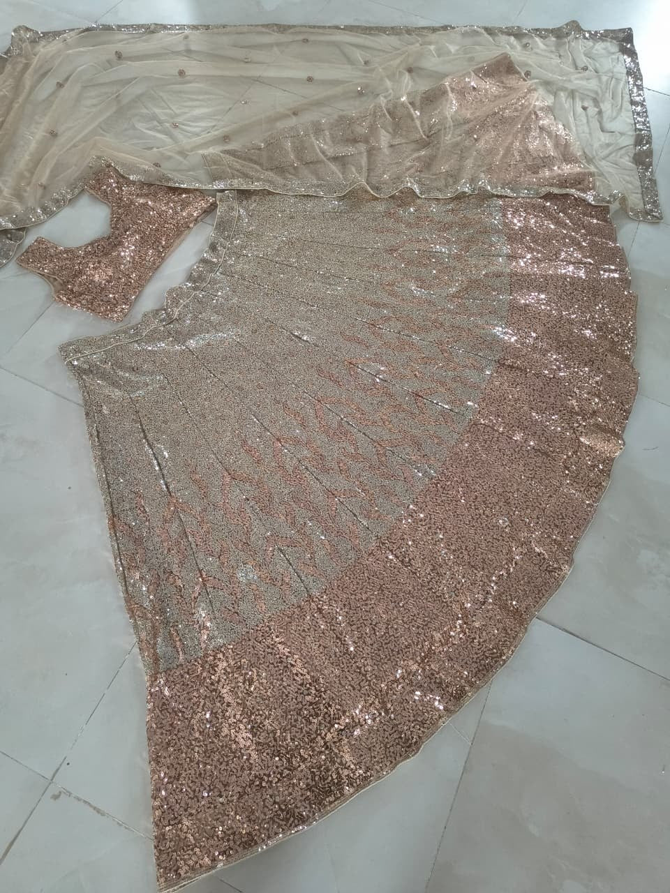 Sehen Sie umwerfend aus in diesem wunderschönen cremefarbenen Lehenga-Set