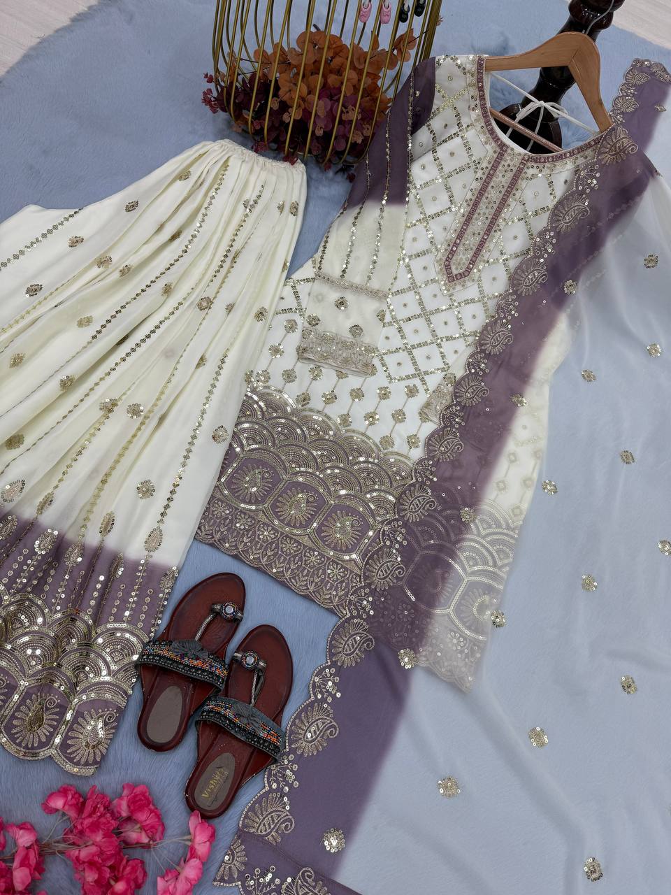 Kleid aus Georgette-Imitat mit üppiger Paillettenstickerei