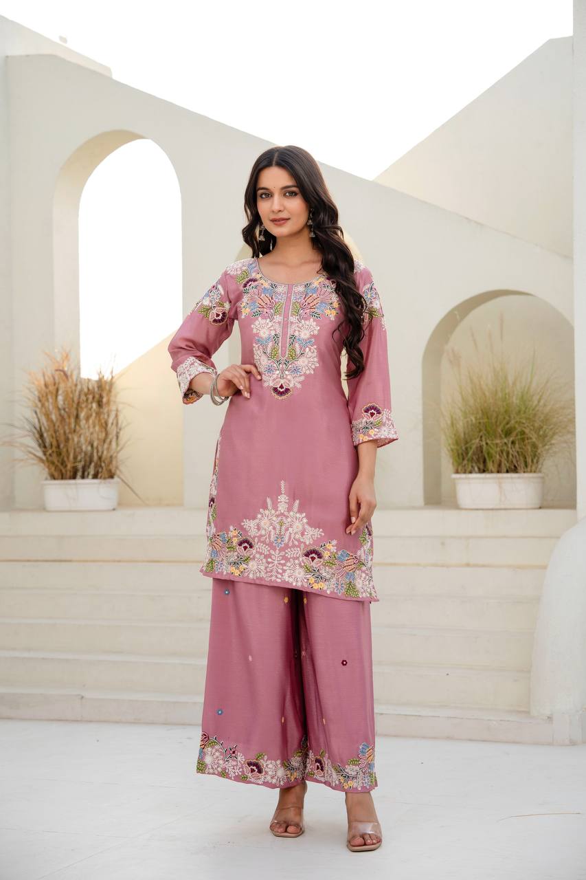 Kleid aus Georgette-Imitat mit üppiger Paillettenstickerei