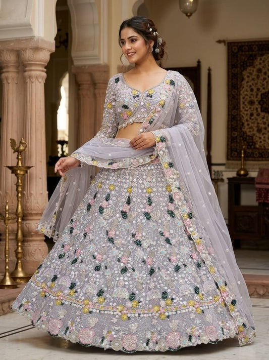 Soyez magnifique dans ce magnifique ensemble lehenga blanc cassé