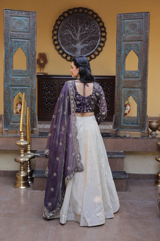Einführung eines 4 Meter ausgestellten Lehenga mit Paillettenstickerei und Cut-Work