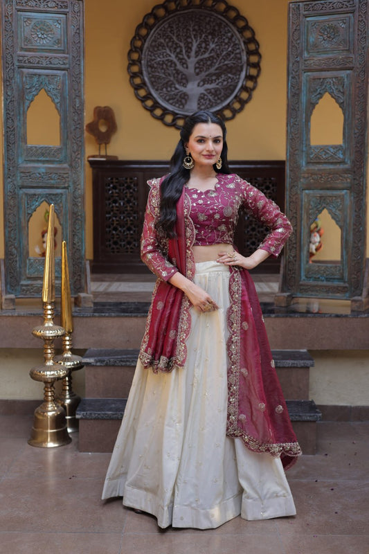 Einführung eines 4 Meter ausgestellten Lehenga mit Paillettenstickerei und Cut-Work