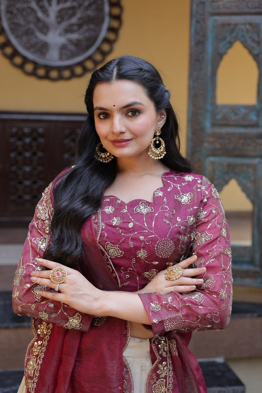 Einführung eines 4 Meter ausgestellten Lehenga mit Paillettenstickerei und Cut-Work