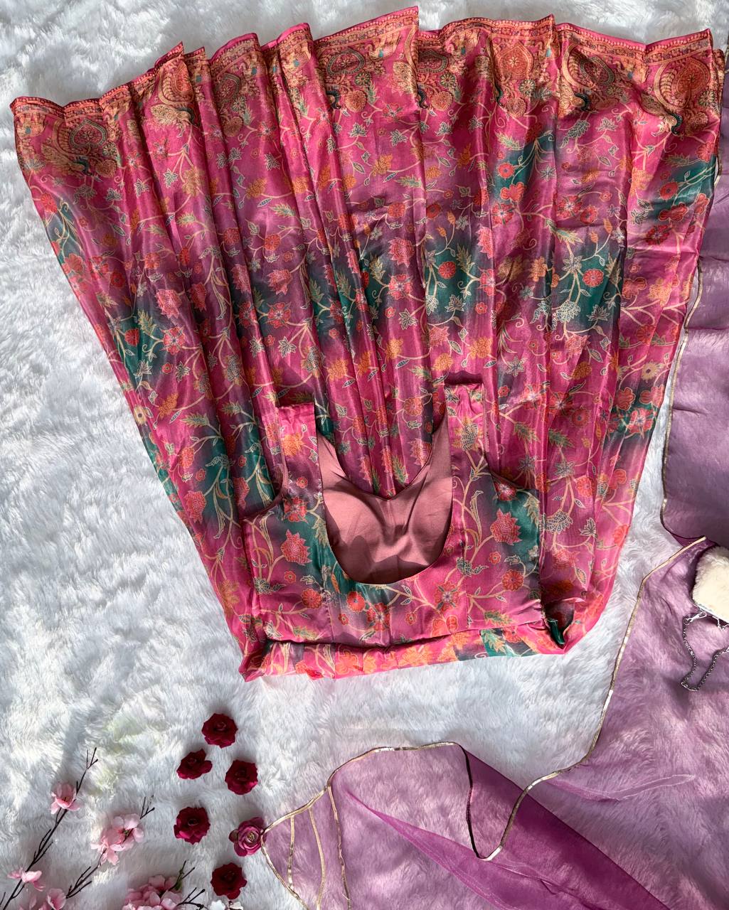 Kleid aus Georgette-Imitat mit üppiger Paillettenstickerei